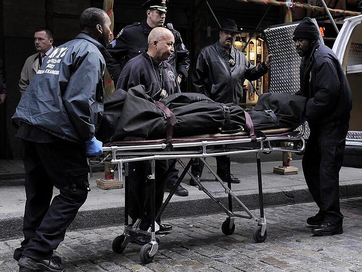 Die Leiche des 46-jährigen Mark Madoff wird abtransportiert