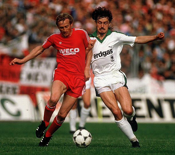 Auch hier fighten die Bayern gegen Gladbach. Das Bild entstand 1982 und zeigt Bernd Dürnberger und Ewald Lienen.