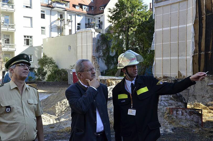 Schwabing am Tag nach der Bombensprengung: Die Spuren der Detonation sind deutlich zu erkennen, teilweise hat sie schwere Schäden verursacht. Derzeit werden die Schäden an den Gebäuden der Umgebung erfasst.