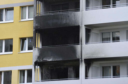 Rund 90 Einsatzkräfte waren nötig um den Brand unter Kontrolle zu bringen. Die Rauchsäule schlug mehrere Stockwerke hoch.