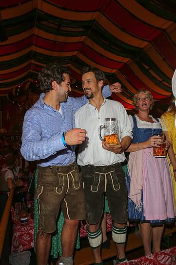 Nur auf der Wiesn-Bank runstehen ist ja auf Dauer auch langweilig!