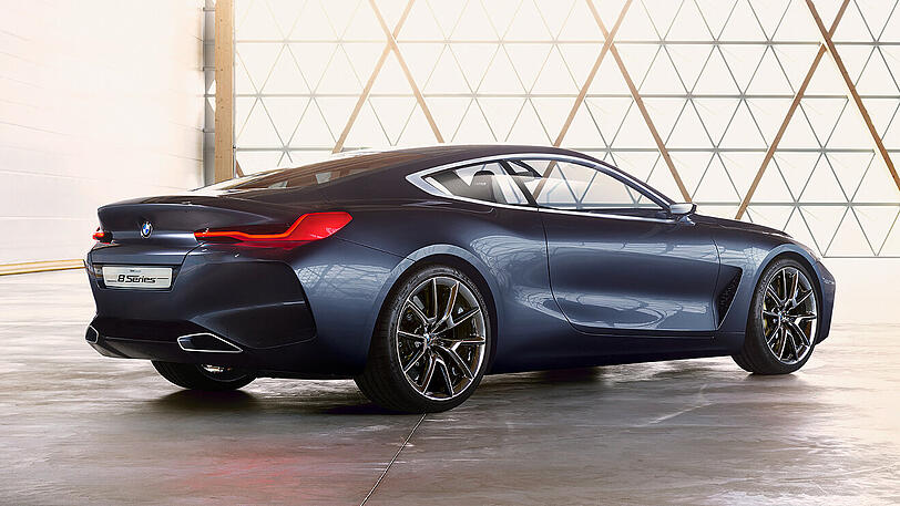 Das Concept 8 Series steht auf 21-Zoll-Rädern, die eigens entwickelte Außenfarbe heißt Barcelona Grey Liquid.
