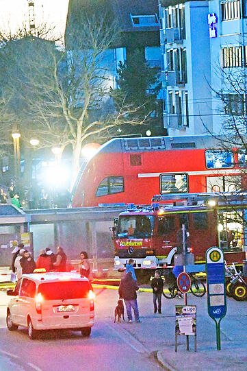 Nach Angaben des Landratsamtes war bei Bauarbeiten die Hauptwasserleitung im Ort beschädigt worden. Mehrere Keller und Tiefgaragen liefen voll, auch die Unterführung am S-Bahnhof war betroffen.