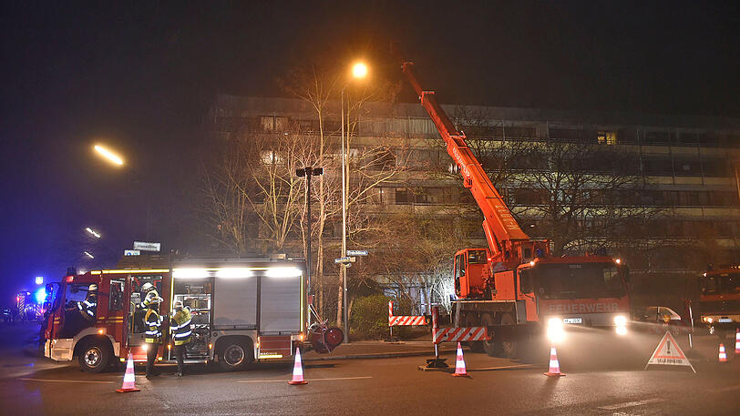 Die Feuerwehr am Samstagabend am Einsatzort in Bogenhausen.