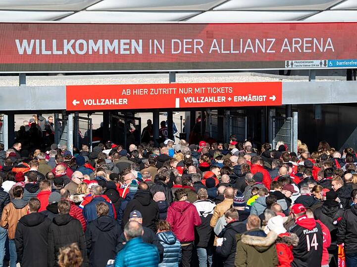 Die Politik muss über eine mögliche Rückkehr der Fußball-Fans in die Stadien entscheiden.