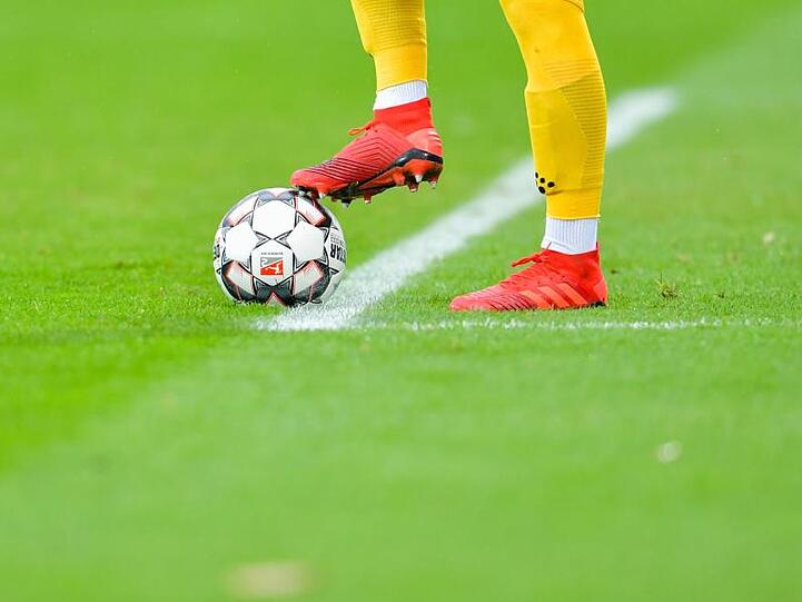 Ein Fußball-Spiel. Foto: Uwe Anspach/dpa/Symbolbild