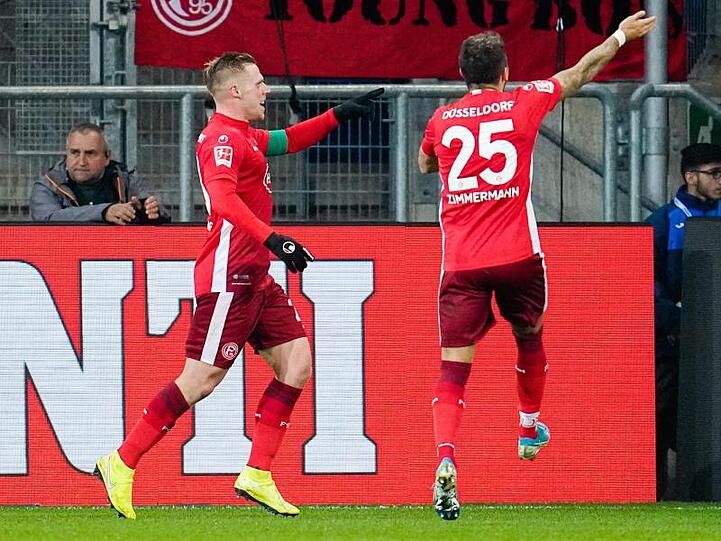 Rouwen Hennings (l) rettete der Fortuna spät einen Punkt.
