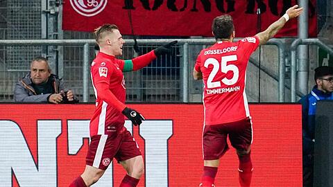 Rouwen Hennings (l) rettete der Fortuna spät einen Punkt.