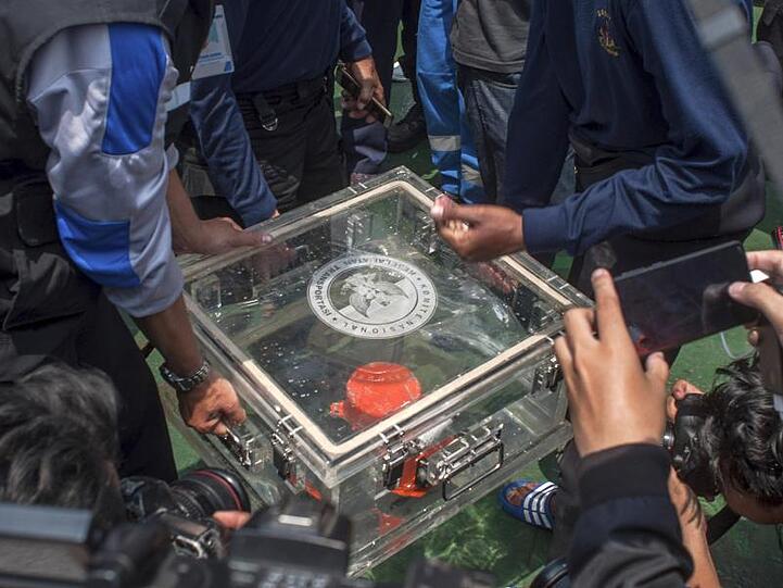 Die Box mit dem Flugdatenschreiber der abgestürzten Lion-Air-Maschine.