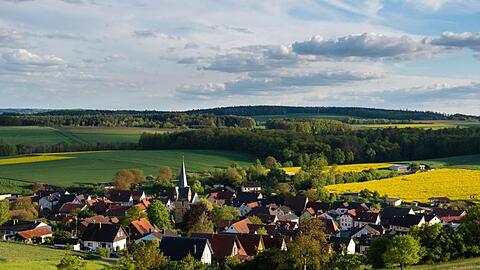Das Abendlicht lässt die idyllische Ortschaft aufleuchten.