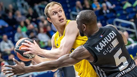 Luke Sikma (l) und Alba Berlin konnten die Euroleague-Saison mit einem Sieg beenden.
