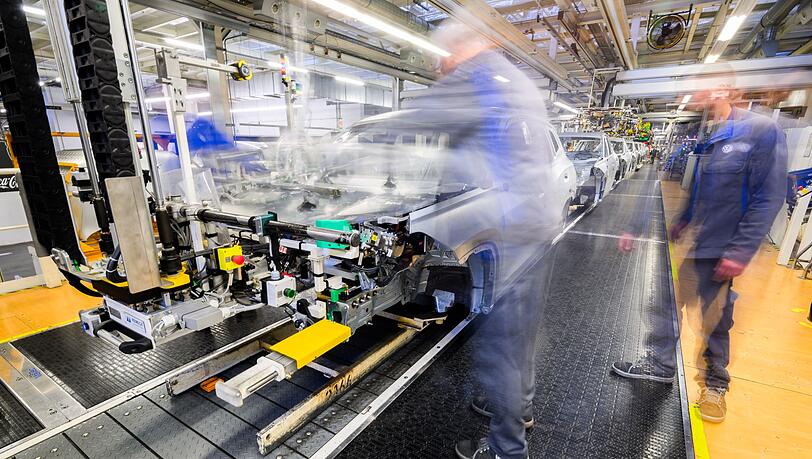 Bei unentschuldigtem Fehlen droht auch bei VW die Kündigung. (Archivbild)