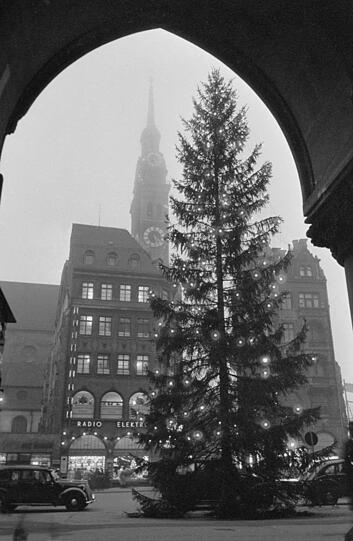 Weihnachtlicher Marienplatz im Jahr 1953.