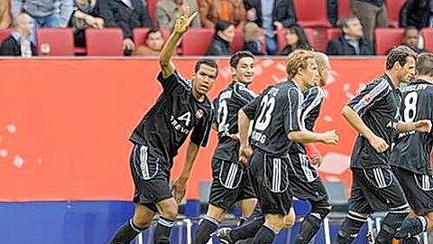 Sie sorgten im zweiten Relegationsspiel mit ihren Toren für den Klassenerhalt: Choupo-Moting (l.) und Ilkay Gündogan (2.v.l.) lassen sich feiern.