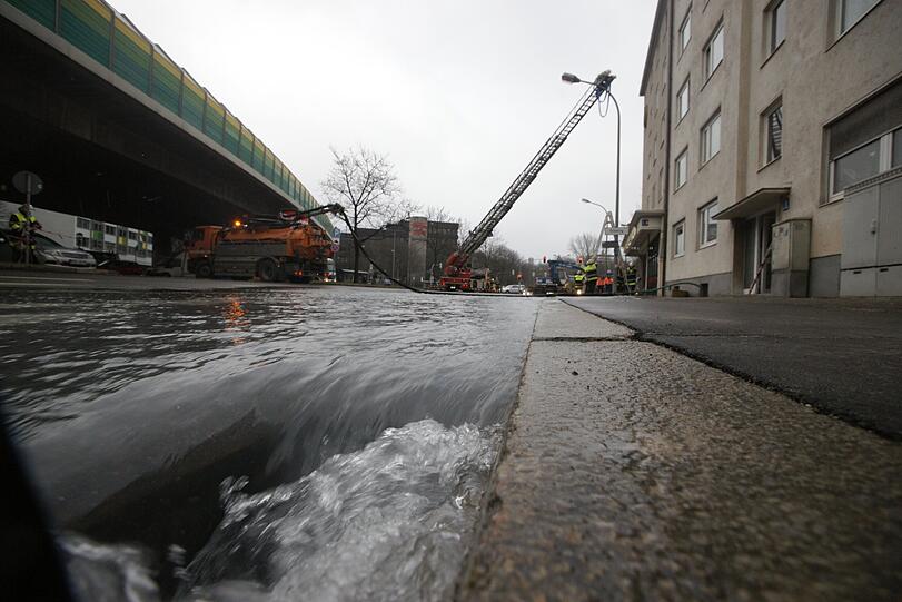 Erst um 9.40 Uhr konnte das Ausströmen des Wassers gestoppt werden.