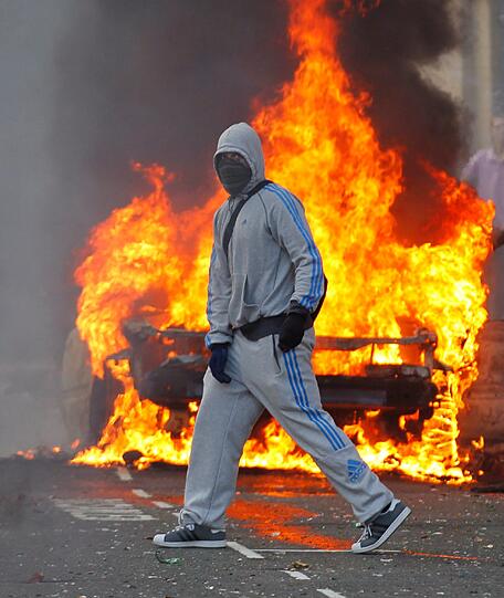 Brennende Autos, aufgebrochene Läden, Gewalt gegen Polizeibeamte und jetzt der erste Tote - seit Samstag Abend dauern die Krawalle in London an.
