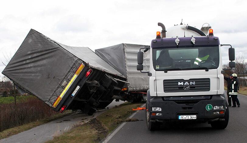 Am Dienstagabend auf der
Autobahn 61 bei Alzey in Rheinland-Pfalz wurde ein Lkw-Anhänger
umgeweht.