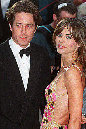 Ständig im Clinch mit der fotografierenden Journaille ist auch Hugh Grant, hier auf einem Foto mit Ex-Freundin Liz Hurley. Wer ihm mit der Kamera zu nahe kommt, muss damit rechnen, dass ihm eine Dose Baked Beans entgegen fliegt.