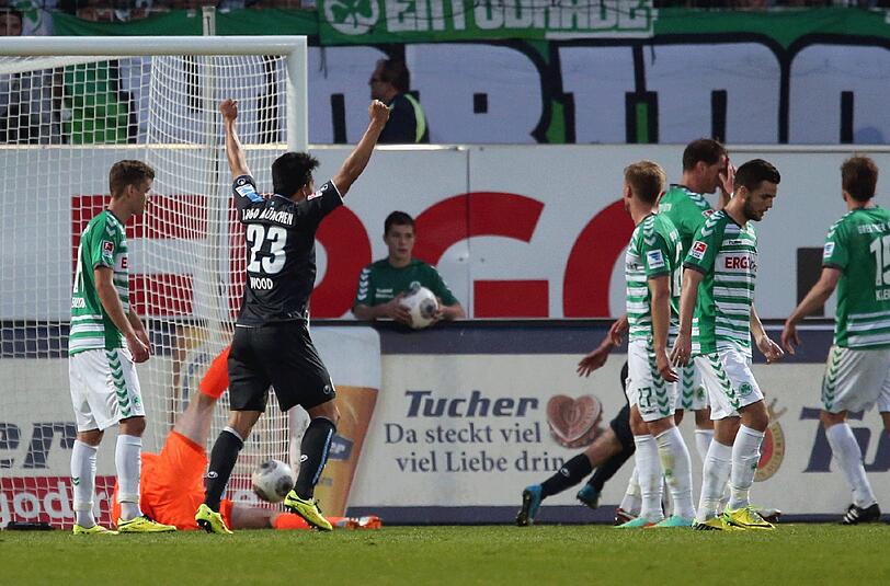 ie Entscheidung: Kai Bülow trifft in der Nachspielzeit per Kopf zum 2:1 für den TSV 1860. Fürths Keeper Hesl ist machtlos.