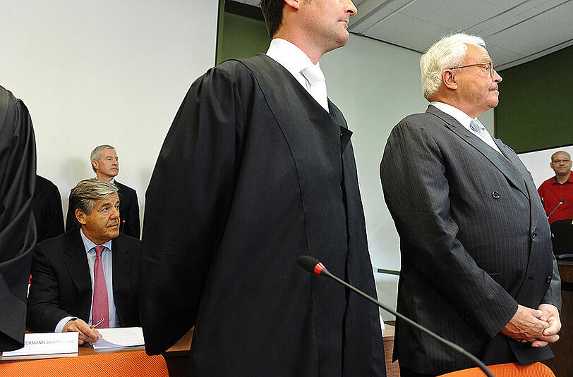 Der ehemalige Vorstandsvorsitzende der Deutschen Bank, Rolf Breuer (r.) und der ehemalige Chef Josef Ackermann (l.) während eines Verhandlungstages in München. (Archivbild)