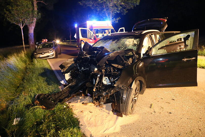 Tödlicher Unfall: In der Alleestraße vor der Ortschaft Tüßling ist ein 55-jähriger Mann mit seinem Pkw auf gerader Fahrbahn nach rechts von der Straße abgekommen und gegen einen Baum geprallt. Die Bilder.