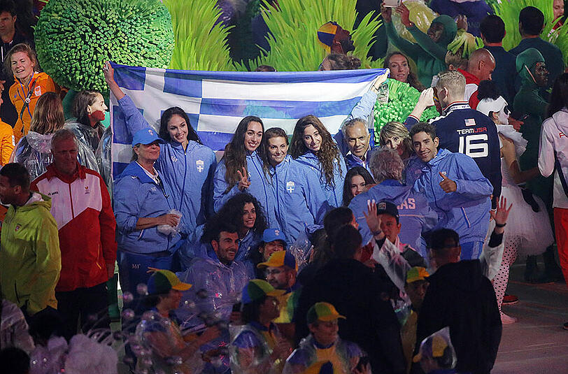 Die Bilder der knallbunten und komplett verregneten Abschlussfeier der olympischen Spiele von Rio.