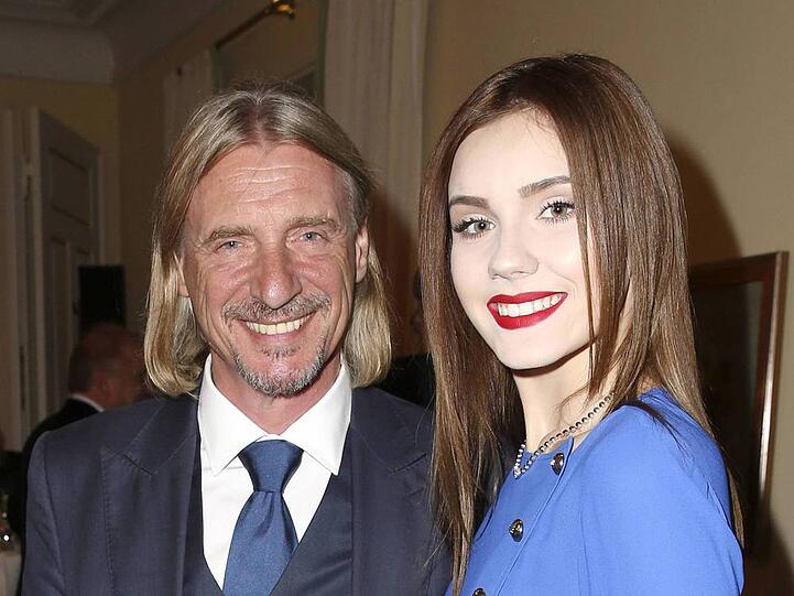 Nathalie Volk und Frank Otto: Fast 40 Jahre Altersunterschied trennen dagegen Model Nathalie Volk (19) und ihren Freund Frank Otto (59). Kurz nach ihrem Auszug aus dem Dschungelcamp 2016 bestätigte die einstige "GNTM"-Kandidatin ihre Beziehung mit dem Otto-Erben. Beide werden seitdem nicht müde zu betonen, dass ihre Liebe absolut echt sei. "Wir passen zu unser beider Erstaunen unglaublich gut zusammen", schwärmte Otto im Interview mit der Zeitschrift "Gala". Kennengelernt hatte sich das Paar bereits 2015 auf einer Charity-Gala. 2017 erobern die beiden mit einer eigenen Doku-Soap bei VOX die Bildschirme.