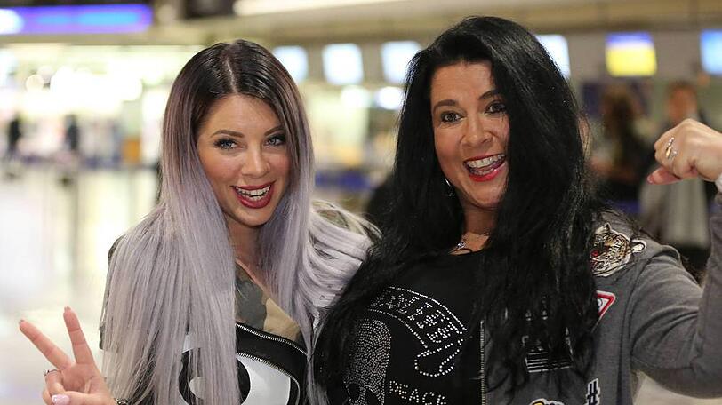 Jenny Frankhauser wird von Mama Iris Klein (r.) zum Flughafen gebracht