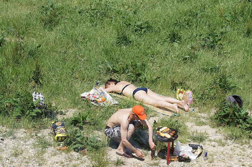 Einschmieren nicht vergessen: Die Münchner genießen die warmen Sonnenstrahlen in vollen Zügen. Fotos: Daniel von Loeper