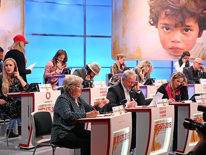 Prominente nehmen die Anrufe der spendenden Zuschauer entgegen.
