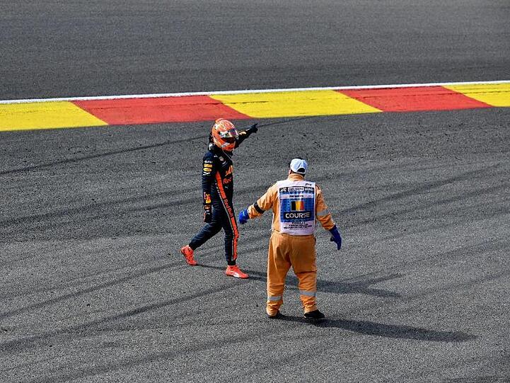 Max Verstappen (l) wütet nach seinem Aus in der ersten Runde.