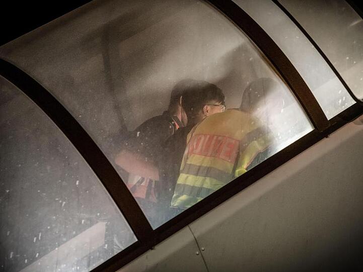 Polizeibeamte begleiten einen abgewiesenen Asylbewerber zum Flugzeug.