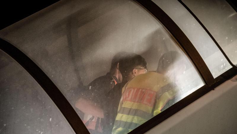 Polizeibeamte begleiten einen abgewiesenen Asylbewerber zum Flugzeug. Polizeibeamte begleiten einen abgewiesenen Asylbewerber zum Flugzeug.