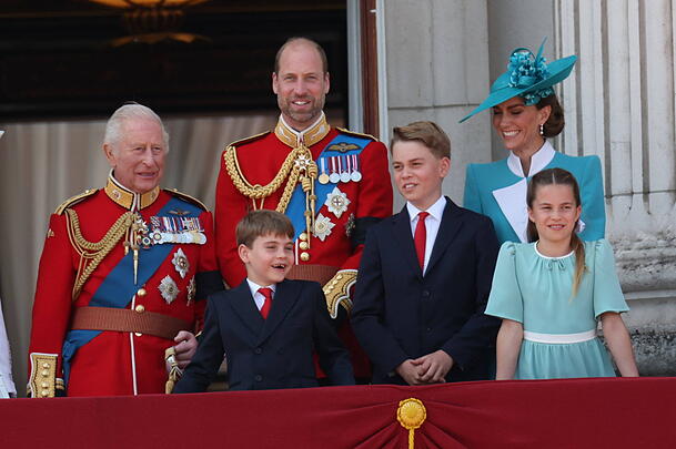 Neben König Charles (li.): Prinz William und Prinzessin Kate freuen sich auf die geschützte Auszeit mit Louis, George und Charlotte.