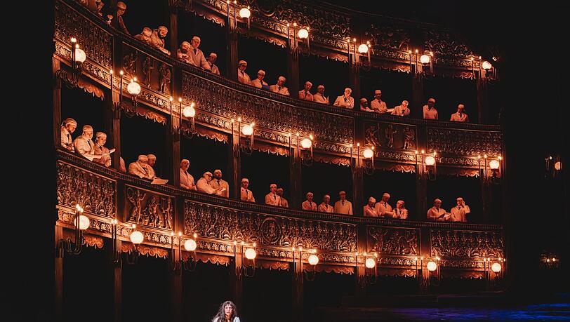 Sarah Blanch mit dem Chor in der Wahnsinnsszene.
