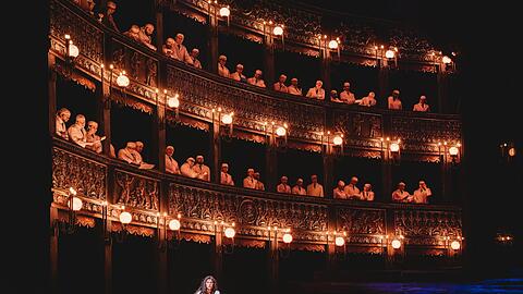 Sarah Blanch mit dem Chor in der Wahnsinnsszene.