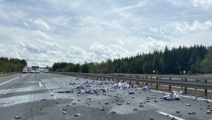 Die Autobahn war stundenlang gesperrt. Die Autobahn war stundenlang gesperrt.