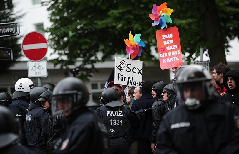 Brennende Straßenblockaden und aggressive Demonstranten: Bei einer Kundgebung von Rechtsextremisten zum "Tag der Deutschen Zukunft" kam es am Samstag in Hamburg zu schweren Ausschreitungen. Trotz eines Großaufgebots der Polizei mit mehreren tausend Beamten aus mehreren Bundesländern konnte sie Rechte und linke Gegendemonstranten nicht immer auseinanderhalten. Mehrere tausend Menschen und ein breites Bündnis aus Parteien, Gewerkschaften, Vereinen, Kirchen und anderen gesellschaftlichen Organisationen hatten sich gegen die rechte Kundgebung formiert.