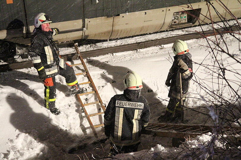 In Surberg bei Traunstein kollidiert ein Railjet-Zug mit dem Auto einer Rentnerin, das auf die Gleise gerutscht ist. Das Auto wird von der Wucht des Aufpralls in zwei Teile zerrissen. Verletzt wird glücklicherweise niemand.