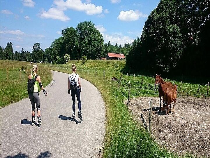 Rollen in der Natur: Eine Mischung aus top Asphalt und wunderschöner Landschaft wie in der Pupplinger Au findet sich selten.