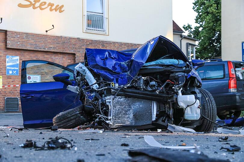Spektakuläre Szenen im Landkreis Coburg: Ein 19-Jähriger will sich einer Polizeikontrolle entziehen und hinterlässt eine Spur der Verwüstung - die Bilder vom Einsatz.