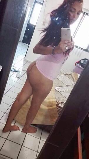 Mit einem Nackt-Foto im Dienst hat sich die mexikanische Polizistin Nidia Garcia Ärger eingebrockt. Ihre Facebook-Seite und zahlreiche Fans-Seiten zeigen: Die Mexikanerin macht gerne sexy Bilder.