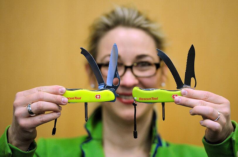 Taschenmesser
Unglaublich praktisch und ein kleiner Alleskönner &ndash; Messer, Schere, Feile, Flaschenöffner &ndash; was will man mehr. Aber Achtung: Wer fliegt muss darauf achten, das Taschenmesser keinesfalls ins Handgepäck zu verfrachten!