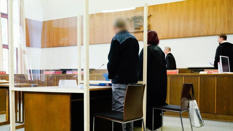 Der Angeklagte steht neben seiner Verteidigerin im Verhandlungssaal des Landgerichts. Der Angeklagte steht neben seiner Verteidigerin im Verhandlungssaal des Landgerichts.