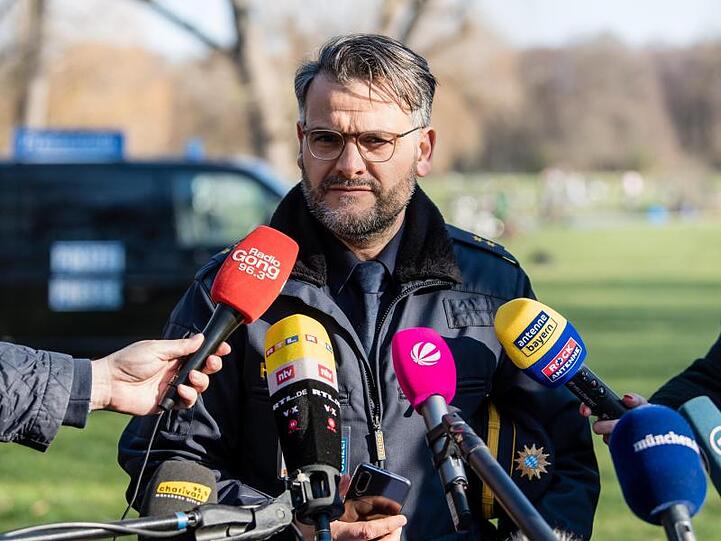 Marcus da Gloria Martins gibt ein Pressestatement. Foto: Matthias Balk/dpa/Archivbild