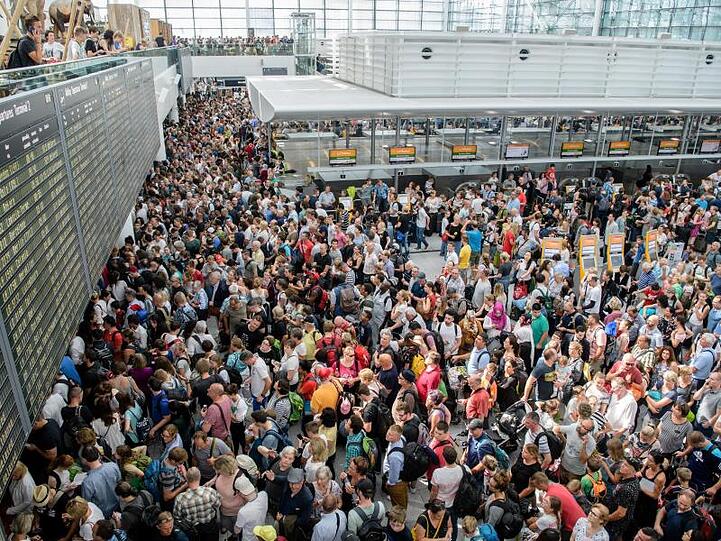 Zahlreiche Fluggäste warten am Flughafen in München am Terminal 2 auf ihre Flüge. Foto: Matthias Balk/Archivbild