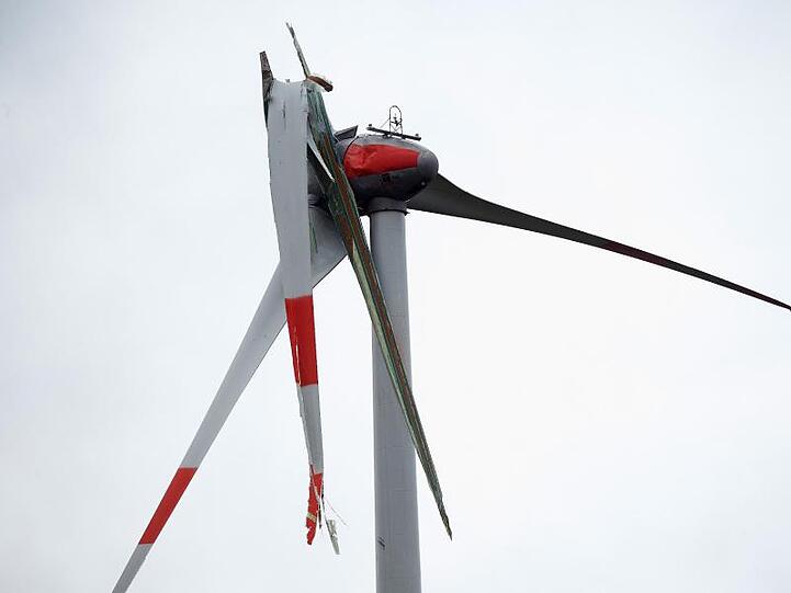 Der abgebrochene Flügel eines Windrades hängt an einem Maschinenhaus bei Hahnweiler.