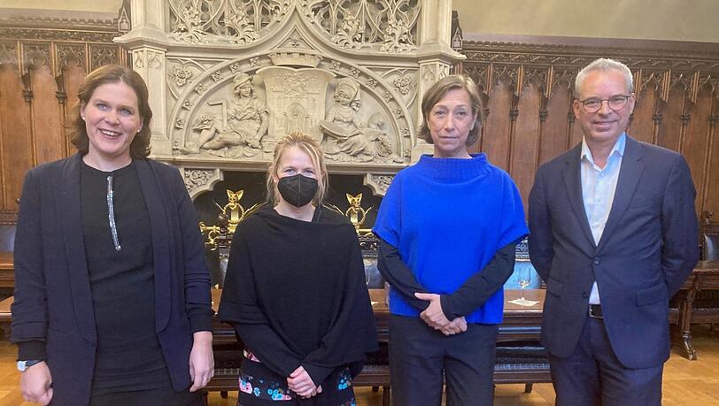 Bürgermeisterin Verena Dietl, Sozialreferentin Dorothee Schiwy, Wohlfahrtsvertreterin Julia Sterzer und SWM-Projektleiter Martin Janke im kleinen Rathaussaal am Marienplatz.