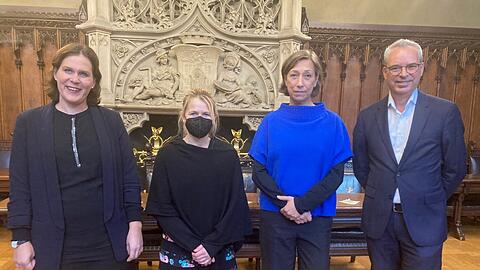 Bürgermeisterin Verena Dietl, Sozialreferentin Dorothee Schiwy, Wohlfahrtsvertreterin Julia Sterzer und SWM-Projektleiter Martin Janke im kleinen Rathaussaal am Marienplatz.