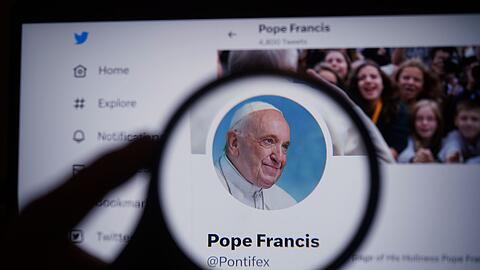 Selbst Papst Franziskus wurde das blaue Häkchen genommen - er ist offenbar kein zahlender Abo-Kunde.